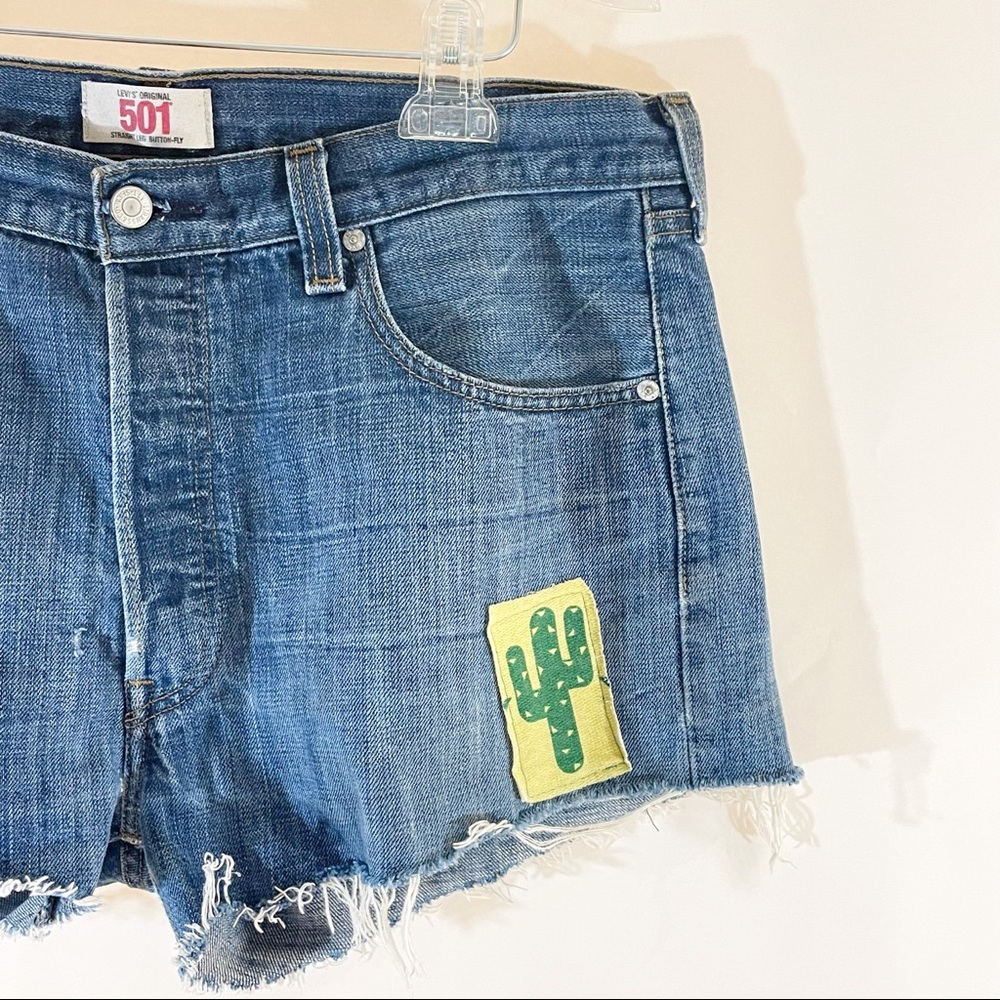 Levi’s Original 501 Cut-Off Shorts with Raw Hem - Picture 3 of 6